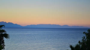 Aussicht Meer und Berge Sonnenuntergang